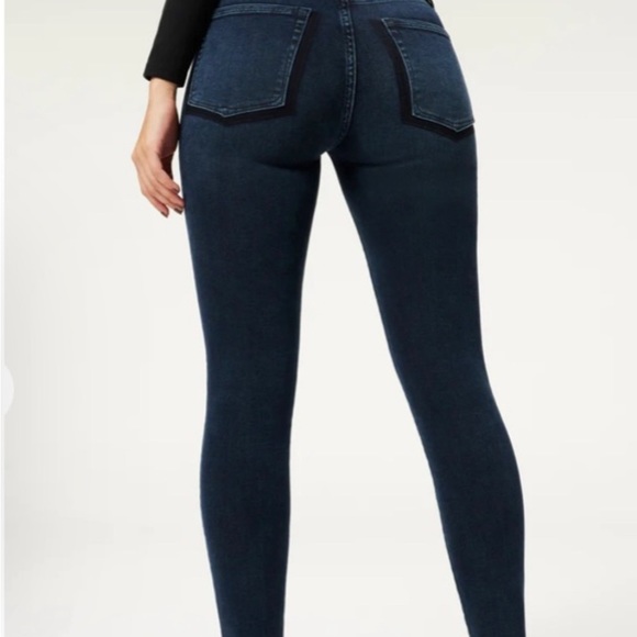 Good American curve skinny 6/28
Darker wash with curtain hem and shadow pockets - Picture 5 of 6